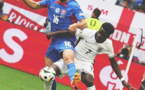 Hancko disputa un balón con Saka en un partido de la Eurocopa.