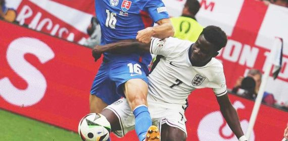 Hancko disputa un balón con Saka en un partido de la Eurocopa.