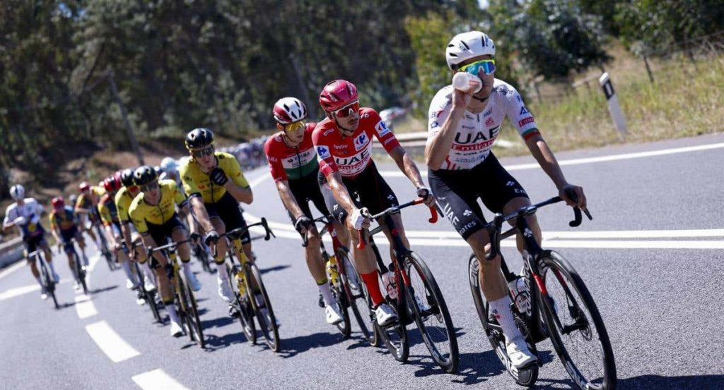 Los ciclistas buscan rehidratarse durante la etapa.