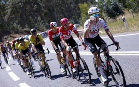 Los ciclistas buscan rehidratarse durante la etapa.