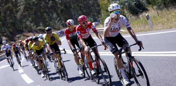Los ciclistas buscan rehidratarse durante la etapa.