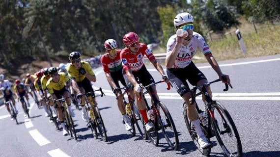 Los ciclistas buscan rehidratarse durante la etapa.