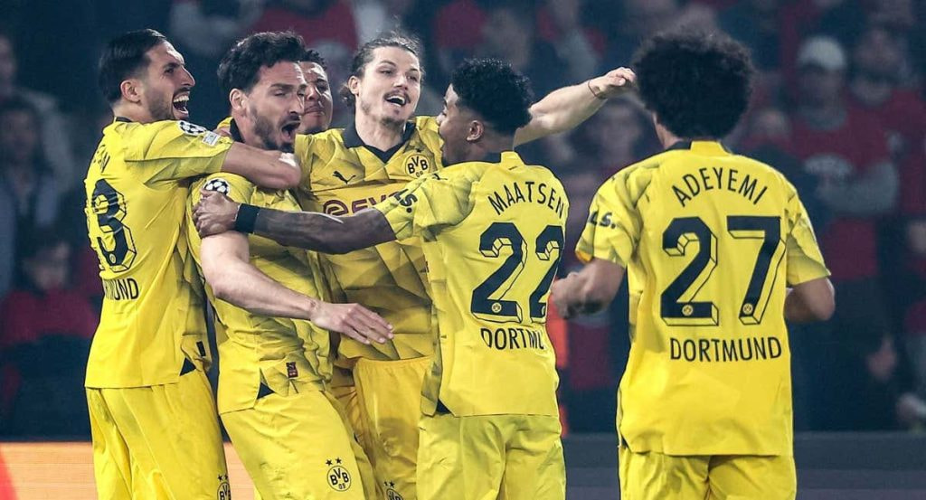 Mats Hummels celebra junto a sus compañeros del Borussia Dortmund el gol que le marcó al PSG en la semifinal de la Champions League.