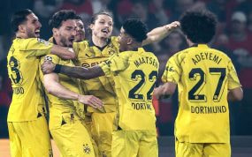 Mats Hummels celebra junto a sus compañeros del Borussia Dortmund el gol que le marcó al PSG en la semifinal de la Champions League.