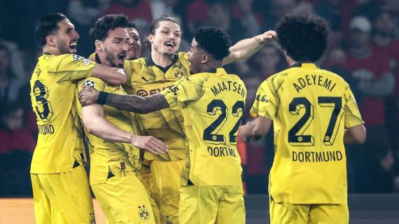 Mats Hummels celebra junto a sus compañeros del Borussia Dortmund el gol que le marcó al PSG en la semifinal de la Champions League.