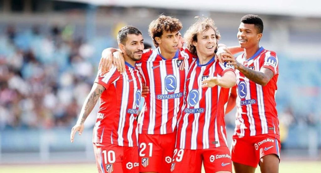 Javi Serrano celebra un gol con Joao Félix, Correa y Reinildo.