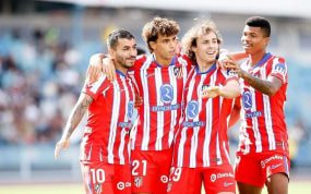 Javi Serrano celebra un gol con Joao Félix, Correa y Reinildo.