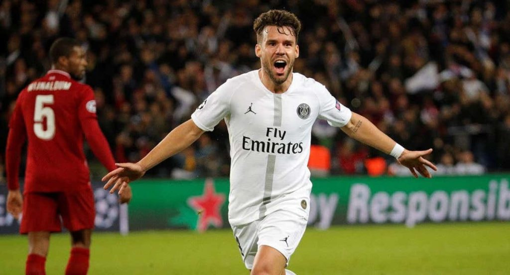 Juan Bernat celebrando un gol con el PSG.