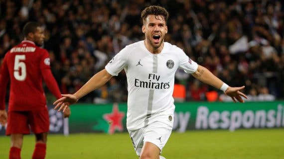 Juan Bernat celebrando un gol con el PSG.