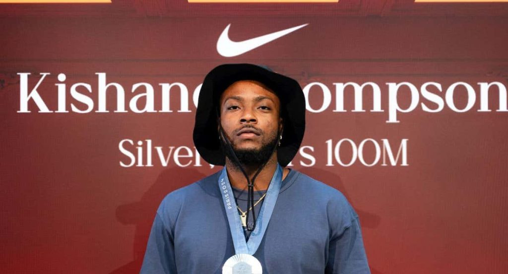 Kishane Thompson con su medalla de plata en la casa Nike.