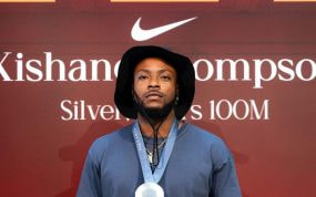 Kishane Thompson con su medalla de plata en la casa Nike.
