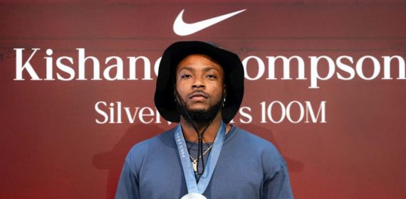 Kishane Thompson con su medalla de plata en la casa Nike.