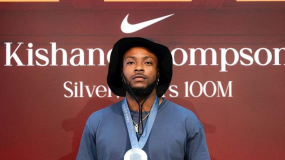 Kishane Thompson con su medalla de plata en la casa Nike.