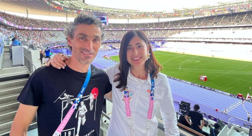 Lourdes García Campos, junto al exatleta Jesús España, compañero de narración en los JJOO de París 2024.