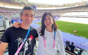 Lourdes García Campos, junto al exatleta Jesús España, compañero de narración en los JJOO de París 2024.