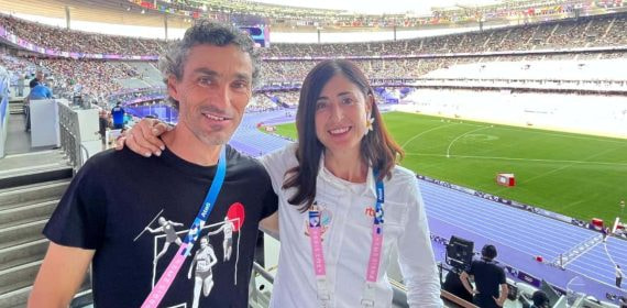 Lourdes García Campos, junto al exatleta Jesús España, compañero de narración en los JJOO de París 2024.