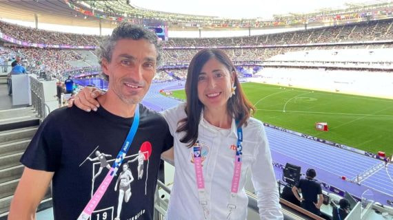 Lourdes García Campos, junto al exatleta Jesús España, compañero de narración en los JJOO de París 2024.