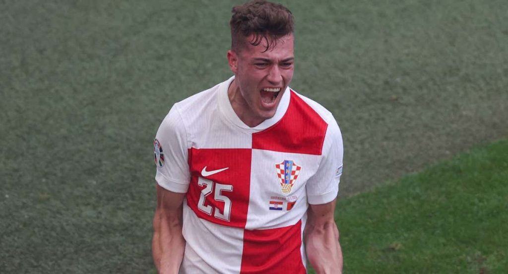 Luka Sucic celebra durante la pasada Eurocopa.