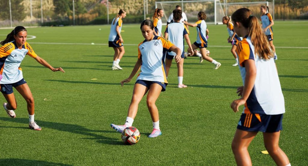 Manuela Da Silva, hija de Roberto Carlos, se entrena con el Real Madrid.