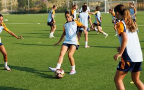 Manuela Da Silva, hija de Roberto Carlos, se entrena con el Real Madrid.