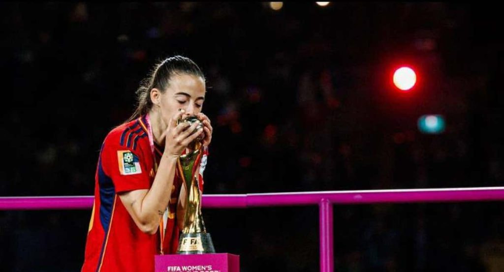 María Pérez besa el trofeo de campeona del mundo.