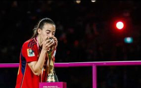 María Pérez besa el trofeo de campeona del mundo.