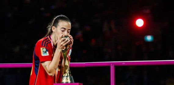 María Pérez besa el trofeo de campeona del mundo.