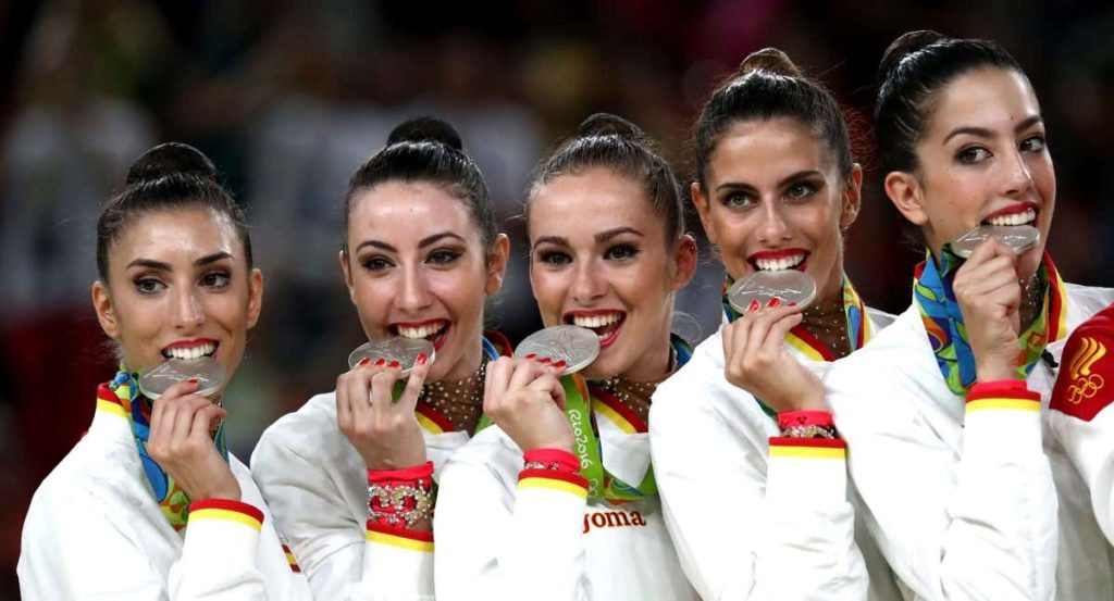 El equipo español de rítmica con su medalla de plata de los JJOO de Río.