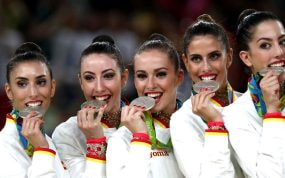 El equipo español de rítmica con su medalla de plata de los JJOO de Río.