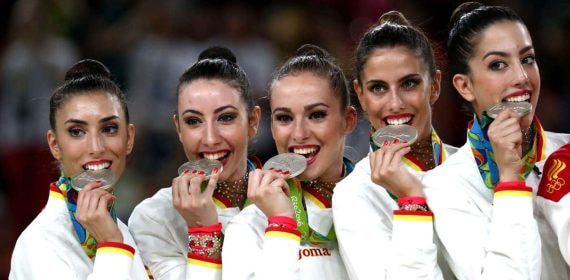El equipo español de rítmica con su medalla de plata de los JJOO de Río.