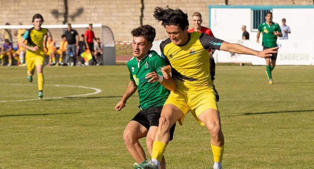 Un jugador del Mojados, de amarillo, disputa el balón en un partido contra el Villamuriel.
