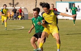 Un jugador del Mojados, de amarillo, disputa el balón en un partido contra el Villamuriel.