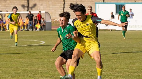 Un jugador del Mojados, de amarillo, disputa el balón en un partido contra el Villamuriel.