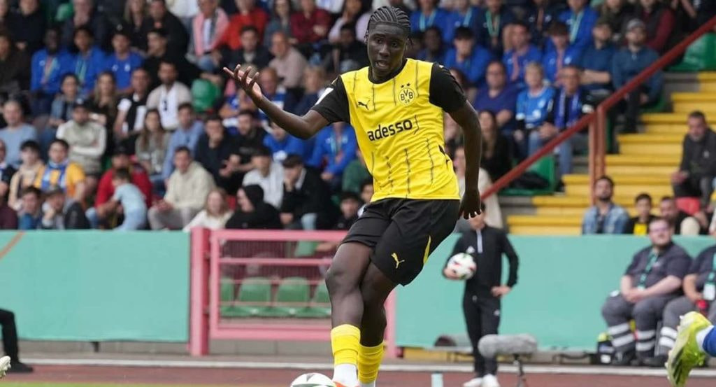 Ousmane Diallo durante un partido con el Borussia Dormtund.