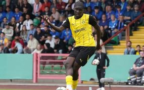 Ousmane Diallo durante un partido con el Borussia Dormtund.