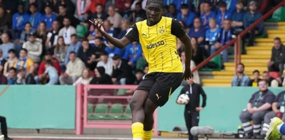 Ousmane Diallo durante un partido con el Borussia Dormtund.