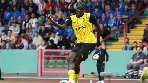 Ousmane Diallo durante un partido con el Borussia Dormtund.