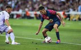 Pedri en una acción del partido ante el Athletic.