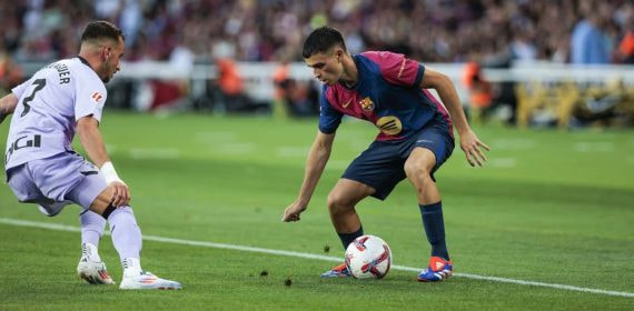 Pedri en una acción del partido ante el Athletic.