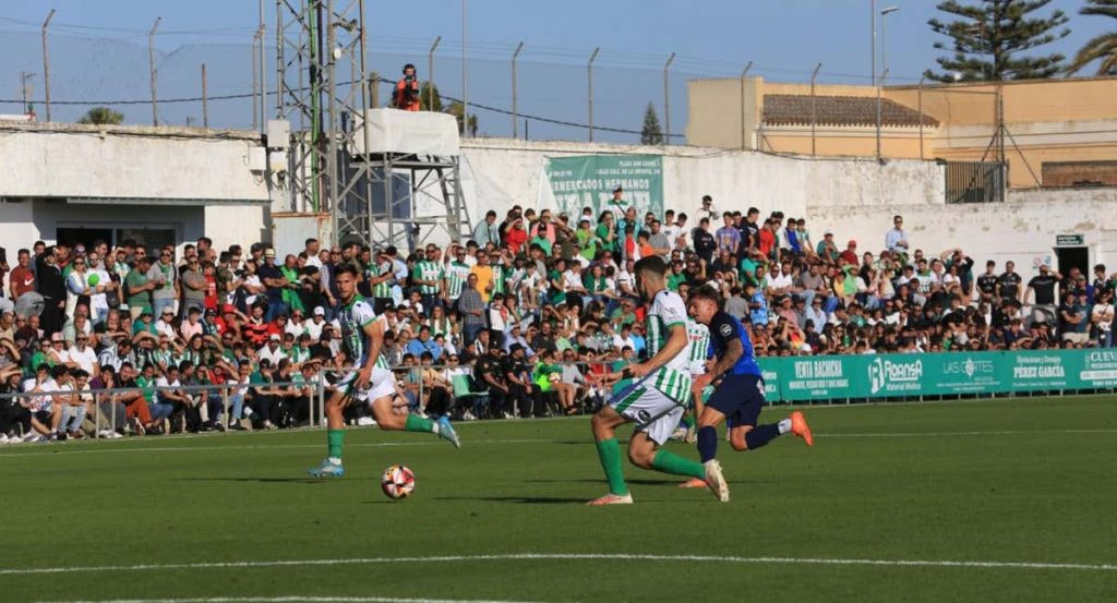 Un partido de Primera RFEF.