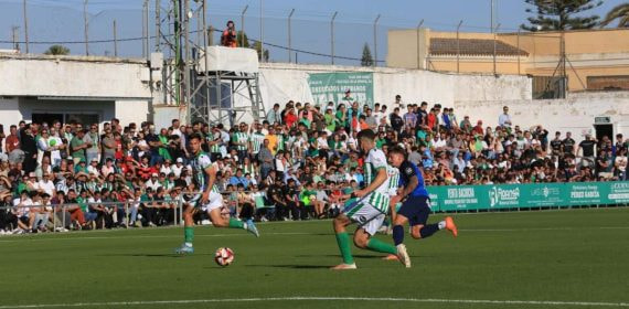 Un partido de Primera RFEF.