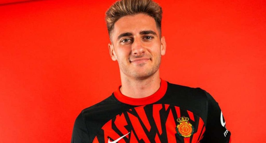 Robert Navarro posa con la camiseta del Mallorca.