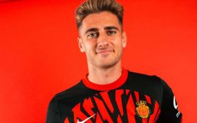 Robert Navarro posa con la camiseta del Mallorca.