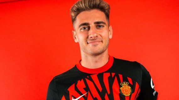 Robert Navarro posa con la camiseta del Mallorca.