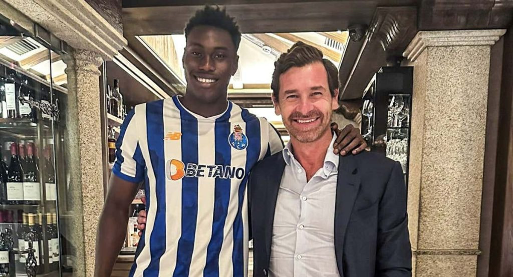 Samu Omorodion posa con la camiseta del Oporto junto al presidente Villas-Boas.