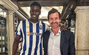 Samu Omorodion posa con la camiseta del Oporto junto al presidente Villas-Boas.
