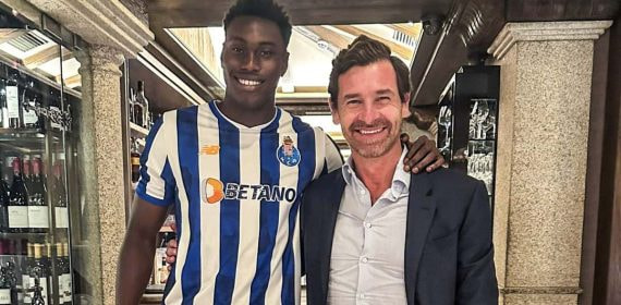 Samu Omorodion posa con la camiseta del Oporto junto al presidente Villas-Boas.