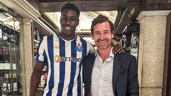 Samu Omorodion posa con la camiseta del Oporto junto al presidente Villas-Boas.