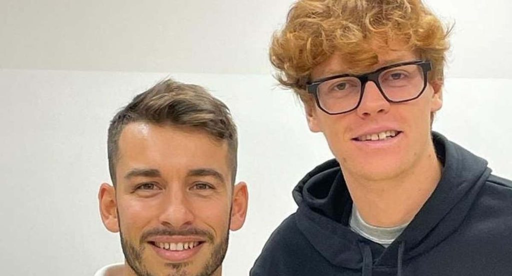 Giacomo Naldi, junto a Jannik Sinner.