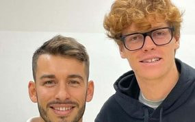 Giacomo Naldi, junto a Jannik Sinner.